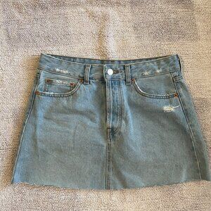 Y2K-inspired lightwash berksha denim skirt